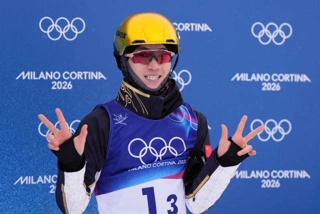 (260221) -- LIVIGNO, Feb. 21, 2026 (Xinhua) -- Li Tianma of China reacts during the freestyle skiing mixed team aerials final 1 at the Milan-Cortina 2026 Olympic Winter Games in Livigno, Italy, Feb. 21, 2026. (Xinhua/Hu Chao)