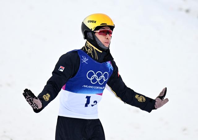 (260221) -- LIVIGNO, Feb. 21, 2026 (Xinhua) -- Li Tianma of China reacts during the freestyle skiing mixed team aerials final 1 at the Milan-Cortina 2026 Olympic Winter Games in Livigno, Italy, Feb. 21, 2026. (Xinhua/Zhang Hongxiang)