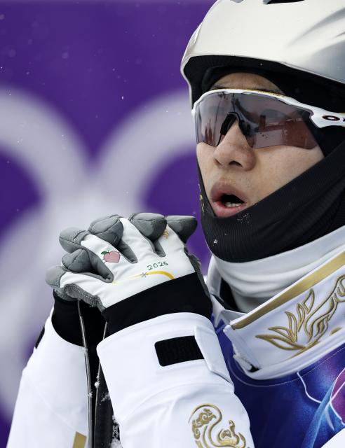 (260221) -- LIVIGNO, Feb. 21, 2026 (Xinhua) -- Wang Xindi of China reacts during the freestyle skiing mixed team aerials final 1 at the Milan-Cortina 2026 Olympic Winter Games in Livigno, Italy, Feb. 21, 2026. (Xinhua/Wang Peng)