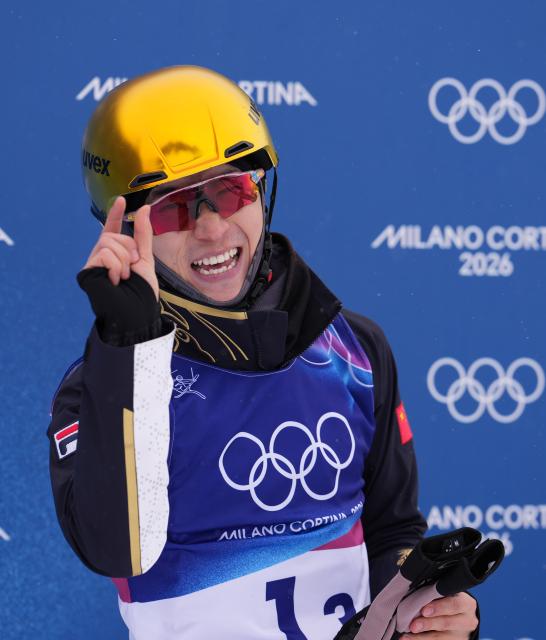 (260221) -- LIVIGNO, Feb. 21, 2026 (Xinhua) -- Li Tianma of China reacts during the freestyle skiing mixed team aerials final 1 at the Milan-Cortina 2026 Olympic Winter Games in Livigno, Italy, Feb. 21, 2026. (Xinhua/Hu Chao)