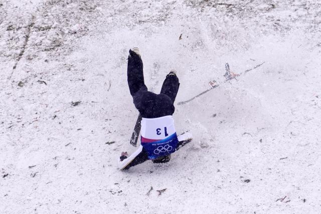 (260221) -- LIVIGNO, Feb. 21, 2026 (Xinhua) -- Li Tianma of China falls onto the snow during the freestyle skiing mixed team aerials final 2 at the Milan-Cortina 2026 Olympic Winter Games in Livigno, Italy, Feb. 21, 2026. (Xinhua/Hu Chao)