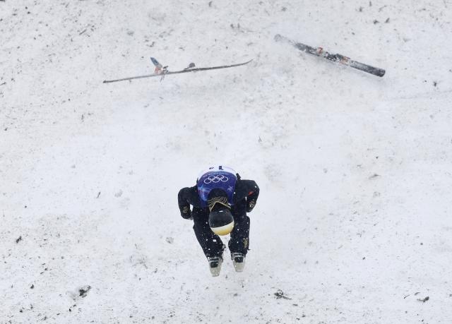 (260221) -- LIVIGNO, Feb. 21, 2026 (Xinhua) -- Li Tianma of China falls onto the snow during the freestyle skiing mixed team aerials final 2 at the Milan-Cortina 2026 Olympic Winter Games in Livigno, Italy, Feb. 21, 2026. (Xinhua/Wang Peng)