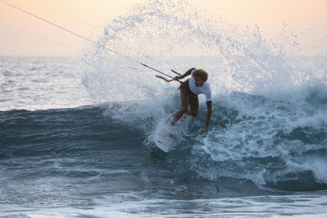 (260221) -- SAL ISLAND, Feb. 21, 2026 (Xinhua) -- A kitesurfer rides a wave off Sal Island, Cape Verde, Feb. 20, 2026. (Photo by Elton Monteiro/Xinhua)