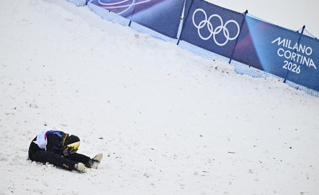 (260221) -- LIVIGNO, Feb. 21, 2026 (Xinhua) -- Li Tianma of China reacts during the freestyle skiing mixed team aerials final 2 at the Milan-Cortina 2026 Olympic Winter Games in Livigno, Italy, Feb. 21, 2026. (Xinhua/Zhang Hongxiang)