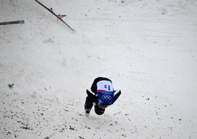(260221) -- LIVIGNO, Feb. 21, 2026 (Xinhua) -- Li Tianma of China falls onto the snow during the freestyle skiing mixed team aerials final 2 at the Milan-Cortina 2026 Olympic Winter Games in Livigno, Italy, Feb. 21, 2026. (Xinhua/Zhang Hongxiang)