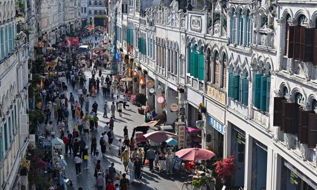 (260221) -- HAIKOU, Feb. 21, 2026 (Xinhua) -- Tourists visit the Qilou Old Street during the Spring Festival holiday in Haikou, south China's Hainan Province, Feb. 15, 2026. TO GO WITH "Across China: Hainan FTP sees tourism, consumption boom during first Spring Festival after special customs operations" (Xinhua/Guo Cheng)
