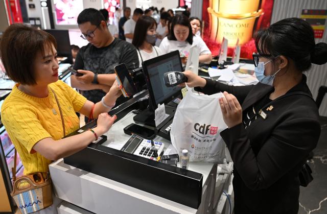 (260221) -- HAIKOU, Feb. 21, 2026 (Xinhua) -- Customers check out at a duty-free store during the Spring Festival holiday in Haikou, south China's Hainan Province, Feb. 16, 2026. TO GO WITH "Across China: Hainan FTP sees tourism, consumption boom during first Spring Festival after special customs operations" (Xinhua/Guo Cheng)
