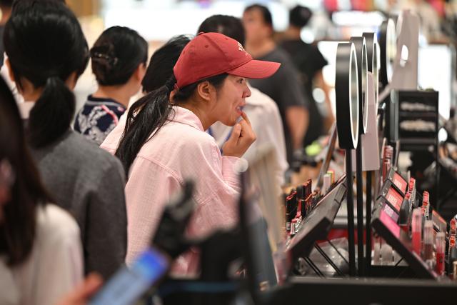 (260221) -- HAIKOU, Feb. 21, 2026 (Xinhua) -- Customers shop at a duty-free store during the Spring Festival holiday in Haikou, south China's Hainan Province, Feb. 16, 2026. TO GO WITH "Across China: Hainan FTP sees tourism, consumption boom during first Spring Festival after special customs operations" (Xinhua/Guo Cheng)