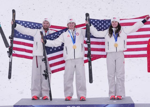 (260221) -- LIVIGNO, Feb. 21, 2026 (Xinhua) -- Gold medalists Christopher Lillis, Connor Curran and Kaila Kuhn (L to R) of the United States pose after the awarding ceremony for freestyle skiing mixed team aerials at the Milan-Cortina 2026 Olympic Winter Games in Livigno, Italy, Feb. 21, 2026. (Xinhua/Hu Chao)