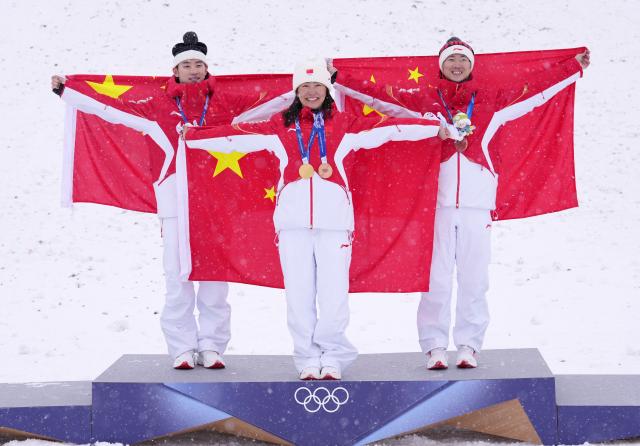 (260221) -- LIVIGNO, Feb. 21, 2026 (Xinhua) -- Bronze medalists Li Tianma, Xu Mengtao and Wang Xindi (L to R) of China pose after the awarding ceremony for freestyle skiing mixed team aerials at the Milan-Cortina 2026 Olympic Winter Games in Livigno, Italy, Feb. 21, 2026. (Xinhua/Hu Chao)