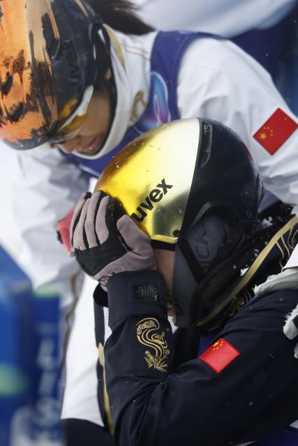 (260221) -- LIVIGNO, Feb. 21, 2026 (Xinhua) -- Li Tianma (bottom) of China cries during the freestyle skiing mixed team aerials final 2 at the Milan-Cortina 2026 Olympic Winter Games in Livigno, Italy, Feb. 21, 2026. (Xinhua/Wang Peng)