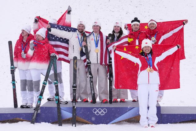 (260221) -- LIVIGNO, Feb. 21, 2026 (Xinhua) -- Silver medalists team Switzerland, gold medalists team United States and bronze medalists team China (L to R) pose after the awarding ceremony for freestyle skiing mixed team aerials at the Milan-Cortina 2026 Olympic Winter Games in Livigno, Italy, Feb. 21, 2026. (Xinhua/Hu Chao)