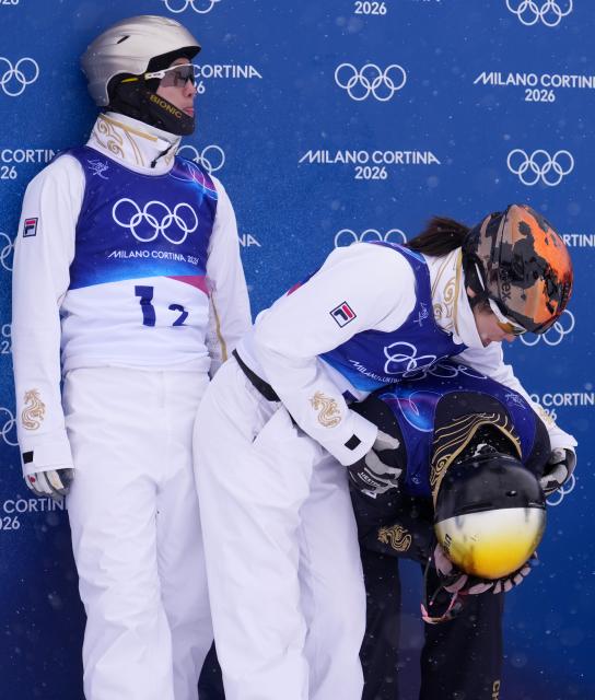 (260221) -- LIVIGNO, Feb. 21, 2026 (Xinhua) -- Xu Mengtao (C) of China comforts her teammate Li Tianma (R) during the freestyle skiing mixed team aerials final 2 at the Milan-Cortina 2026 Olympic Winter Games in Livigno, Italy, Feb. 21, 2026. (Xinhua/Hu Chao)
