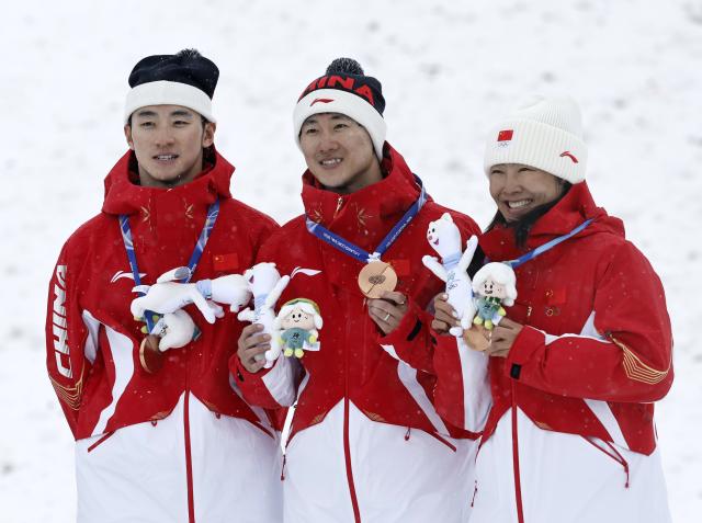 (260221) -- LIVIGNO, Feb. 21, 2026 (Xinhua) -- Bronze Medalists Li Tianma, Wang Xindi and Xu Mengtao (L to R) of China pose during the awarding ceremony for freestyle skiing mixed team aerials at the Milan-Cortina 2026 Olympic Winter Games in Livigno, Italy, Feb. 21, 2026. (Xinhua/Wang Peng)