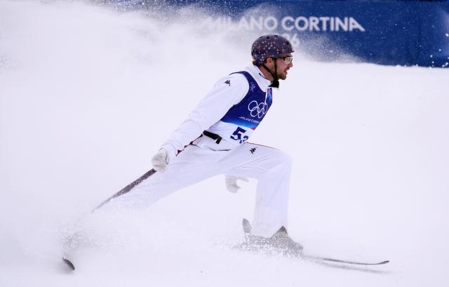 (260221) -- LIVIGNO, Feb. 21, 2026 (Xinhua) -- Christopher Lillis of the United States reacts during the freestyle skiing mixed team aerials final 2 at the Milan-Cortina 2026 Olympic Winter Games in Livigno, Italy, Feb. 21, 2026. (Xinhua/Hu Chao)