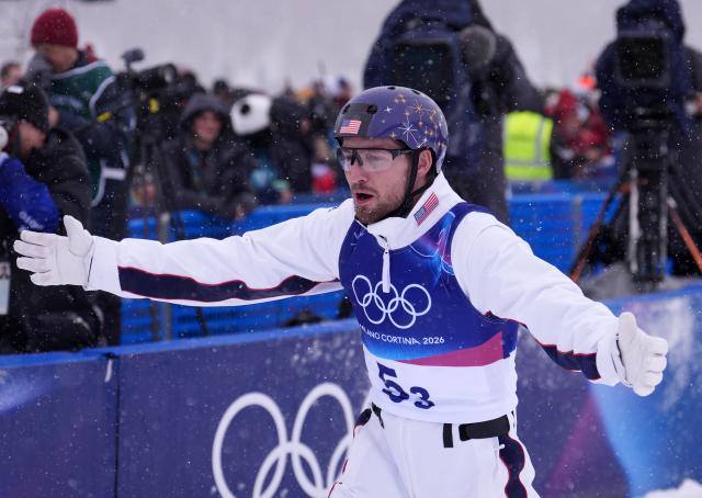 (260221) -- LIVIGNO, Feb. 21, 2026 (Xinhua) -- Christopher Lillis of the United States reacts during the freestyle skiing mixed team aerials final 2 at the Milan-Cortina 2026 Olympic Winter Games in Livigno, Italy, Feb. 21, 2026. (Xinhua/Hu Chao)