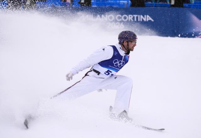 (260221) -- LIVIGNO, Feb. 21, 2026 (Xinhua) -- Christopher Lillis of the United States reacts during the freestyle skiing mixed team aerials final 2 at the Milan-Cortina 2026 Olympic Winter Games in Livigno, Italy, Feb. 21, 2026. (Xinhua/Hu Chao)