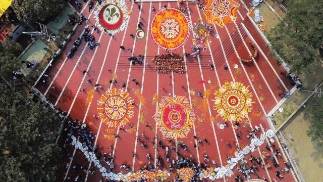 (260221) -- DHAKA, Feb. 21, 2026 (Xinhua) -- A drone photo taken on Feb. 21, 2026 shows people taking part in a memorial event observing International Mother Language Day at Central Shaheed Minar in Dhaka, Bangladesh. People in Bangladesh's capital, Dhaka, and other parts of the country paid tributes on Saturday to those who sacrificed their lives in the 1952 Language Movement.
   In 1999, UNESCO declared Feb. 21 as International Mother Language Day to promote linguistic and cultural diversity and multilingualism. (Photo by Habibur Rahman/Xinhua)