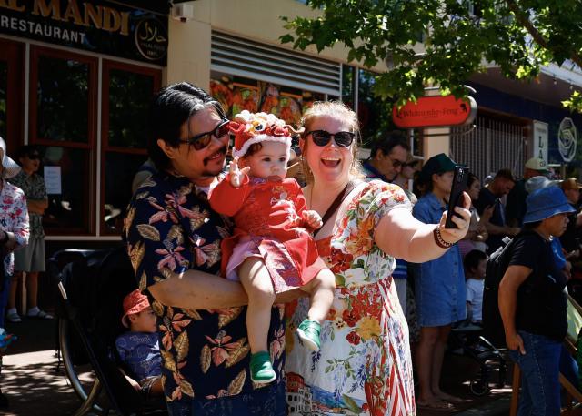 (260221) -- CANBERRA, Feb. 21, 2026 (Xinhua) -- Visitors take a selfie during an event celebrating the Spring Festival in Canberra, Australia, Feb. 21, 2026. (Photo by Chu Chen/Xinhua)