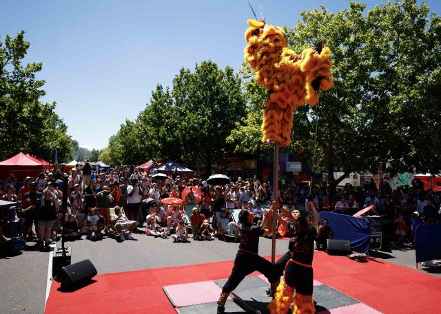 (260221) -- CANBERRA, Feb. 21, 2026 (Xinhua) -- Visitors watch a lion dance performance during an event celebrating the Spring Festival in Canberra, Australia, Feb. 21, 2026. (Photo by Chu Chen/Xinhua)