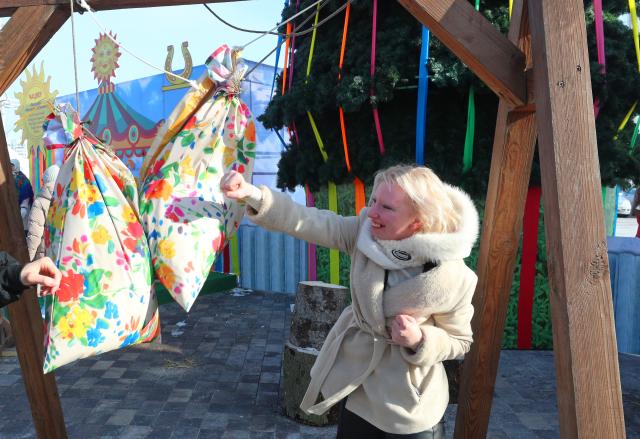 (260221) -- MINSK, Feb. 21, 2026 (Xinhua) -- A woman participates in a game during the celebration of Maslenitsa, a religious holiday marking the end of winter and the beginning of spring, in Minsk, Belarus, Feb. 21, 2026. (Photo by Henadz Zhinkov/Xinhua)