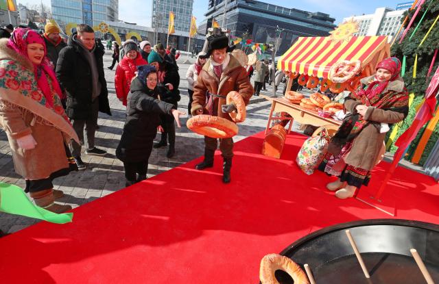 (260221) -- MINSK, Feb. 21, 2026 (Xinhua) -- People participate in a game during the celebration of Maslenitsa, a religious holiday marking the end of winter and the beginning of spring, in Minsk, Belarus, Feb. 21, 2026. (Photo by Henadz Zhinkov/Xinhua)