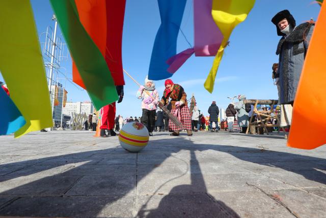 (260221) -- MINSK, Feb. 21, 2026 (Xinhua) -- People participate in a game during the celebration of Maslenitsa, a religious holiday marking the end of winter and the beginning of spring, in Minsk, Belarus, Feb. 21, 2026. (Photo by Henadz Zhinkov/Xinhua)