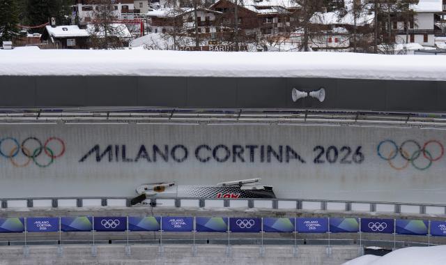 (260221) -- CORTINA D'AMPEZZO, Feb. 21, 2026 (Xinhua) -- The bobsleigh of Austria is seen crashed during the Bobsleigh 4-man heat 2 at the 2026 Milan-Cortina Winter Olympics in Cortina D'Ampezzo, Italy, Feb. 21, 2026. (Xinhua/Fei Maohua)