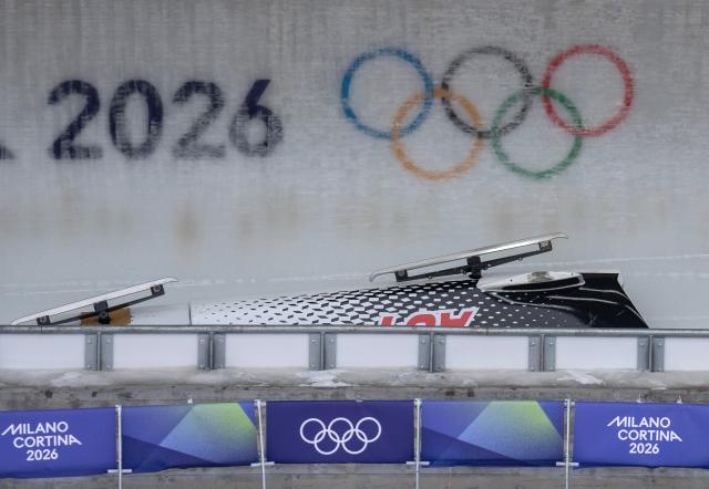 (260221) -- CORTINA D'AMPEZZO, Feb. 21, 2026 (Xinhua) -- The bobsleigh of Austria is seen crashed during the Bobsleigh 4-man heat 2 at the 2026 Milan-Cortina Winter Olympics in Cortina D'Ampezzo, Italy, Feb. 21, 2026. (Xinhua/Fei Maohua)