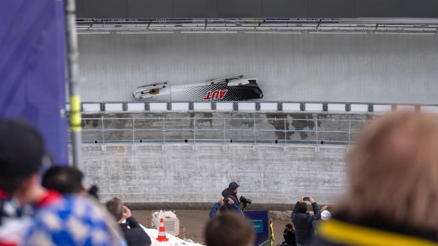 (260221) -- CORTINA D'AMPEZZO, Feb. 21, 2026 (Xinhua) -- The bobsleigh of Austria is seen crashed during the Bobsleigh 4-man heat 2 at the 2026 Milan-Cortina Winter Olympics in Cortina D'Ampezzo, Italy, Feb. 21, 2026. (Xinhua/Fei Maohua)