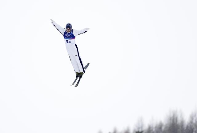 (260221) -- LIVIGNO, Feb. 21, 2026 (Xinhua) -- Christopher Lillis of the United States competes during the freestyle skiing mixed team aerials final 1 at the Milan-Cortina 2026 Olympic Winter Games in Livigno, Italy, Feb. 21, 2026. (Xinhua/Wang Peng)