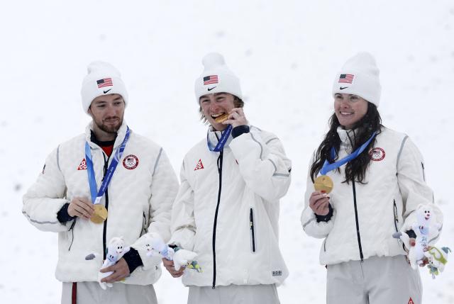 (260221) -- LIVIGNO, Feb. 21, 2026 (Xinhua) -- Gold medalists Christopher Lillis, Connor Curran and Kaila (L to R) of the United States pose during the awarding ceremony for freestyle skiing mixed team aerials at the Milan-Cortina 2026 Olympic Winter Games in Livigno, Italy, Feb. 21, 2026. (Xinhua/Wang Peng)