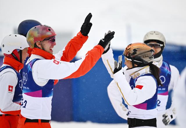 (260221) -- LIVIGNO, Feb. 21, 2026 (Xinhua) -- Xu Mengtao (R) of China interacts with Pirmin Werner (2nd L) of Switzerland during the freestyle skiing mixed team aerials final 2 at the Milan-Cortina 2026 Olympic Winter Games in Livigno, Italy, Feb. 21, 2026. (Xinhua/Zhang Hongxiang)