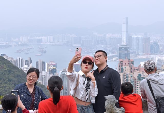 (260221) -- HONG KONG, Feb. 21, 2026 (Xinhua) -- Tourists enjoy a view on top of the Victoria Peak in Hong Kong, south China, Feb. 19, 2026. Hong Kong had recorded over 1.16 million visitor arrivals from Feb. 15 to Feb. 20 as many people from the Chinese mainland traveled to the city during the Spring Festival holiday, local data showed on Saturday.
   Among the total, visits from the mainland topped 980,000, data from the Hong Kong Special Administrative Region government showed. Previous estimates put total mainland tourist arrivals during the nine-day holiday at 1.43 million. (Xinhua/Chen Duo)