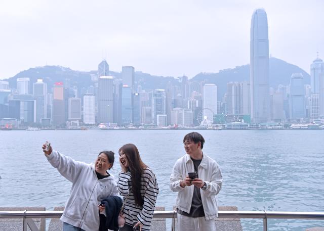 (260221) -- HONG KONG, Feb. 21, 2026 (Xinhua) -- Tourists pose for selfies at the Tsim Sha Tsui waterfront in Hong Kong, south China, Feb. 17, 2026. Hong Kong had recorded over 1.16 million visitor arrivals from Feb. 15 to Feb. 20 as many people from the Chinese mainland traveled to the city during the Spring Festival holiday, local data showed on Saturday.
   Among the total, visits from the mainland topped 980,000, data from the Hong Kong Special Administrative Region government showed. Previous estimates put total mainland tourist arrivals during the nine-day holiday at 1.43 million. (Xinhua/Chen Duo)