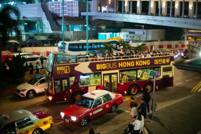 (260221) -- HONG KONG, Feb. 21, 2026 (Xinhua) -- Tourists take a sightseeing bus in Hong Kong, south China, Feb. 20, 2026. Hong Kong had recorded over 1.16 million visitor arrivals from Feb. 15 to Feb. 20 as many people from the Chinese mainland traveled to the city during the Spring Festival holiday, local data showed on Saturday.
   Among the total, visits from the mainland topped 980,000, data from the Hong Kong Special Administrative Region government showed. Previous estimates put total mainland tourist arrivals during the nine-day holiday at 1.43 million. (Xinhua/Zhu Wei)