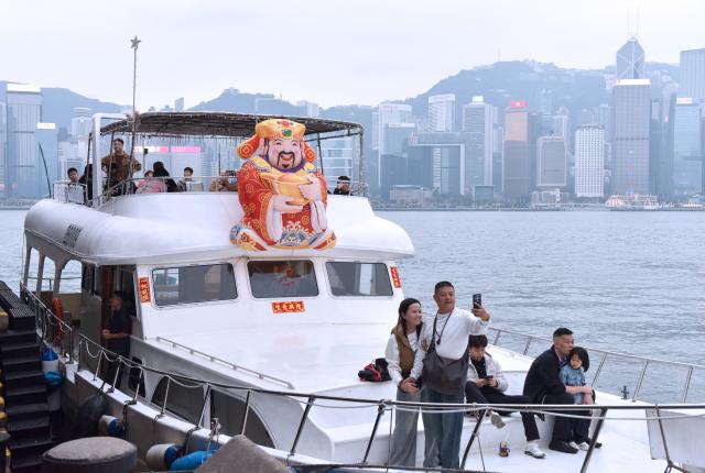 (260221) -- HONG KONG, Feb. 21, 2026 (Xinhua) -- Tourists take a yacht at the Tsim Sha Tsui waterfront in Hong Kong, south China, Feb. 17, 2026. Hong Kong had recorded over 1.16 million visitor arrivals from Feb. 15 to Feb. 20 as many people from the Chinese mainland traveled to the city during the Spring Festival holiday, local data showed on Saturday.
   Among the total, visits from the mainland topped 980,000, data from the Hong Kong Special Administrative Region government showed. Previous estimates put total mainland tourist arrivals during the nine-day holiday at 1.43 million. (Xinhua/Chen Duo)