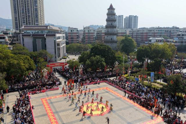 (260221) -- BEIJING, Feb. 21, 2026 (Xinhua) -- A drone photo taken on Feb. 21, 2026 shows artists performing during a Yingge dance carnival event celebrating the Spring Festival in Chaoyang District of Shantou, south China's Guangdong Province. During the Spring Festival holiday, many Yingge dance teams have staged wonderful performances across China.
   The Yingge dance, or "dance to the hero's song," is a folk dance of south China's Guangdong Province which has enjoyed growing popularity nationwide in recent years. As a dynamic blend of theater, dance, and martial arts, it was listed among the first batch of national intangible cultural heritage in 2006. (Photo by Yao Jun/Xinhua)