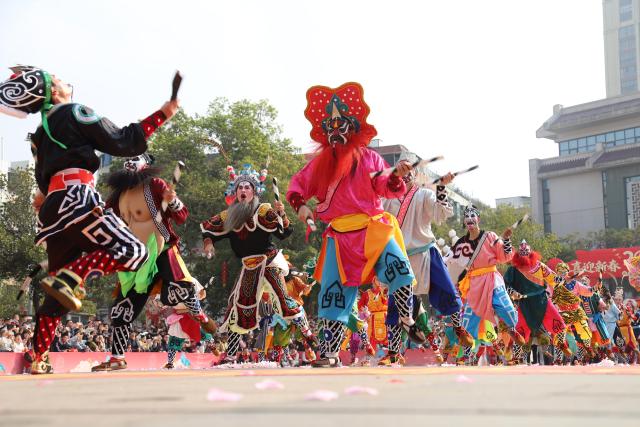 (260221) -- BEIJING, Feb. 21, 2026 (Xinhua) -- A Yingge dance team performs during a Yingge dance carnival event celebrating the Spring Festival in Chaoyang District of Shantou, south China's Guangdong Province, Feb. 21, 2026. During the Spring Festival holiday, many Yingge dance teams have staged wonderful performances across China.
   The Yingge dance, or "dance to the hero's song," is a folk dance of south China's Guangdong Province which has enjoyed growing popularity nationwide in recent years. As a dynamic blend of theater, dance, and martial arts, it was listed among the first batch of national intangible cultural heritage in 2006. (Photo by Yao Jun/Xinhua)