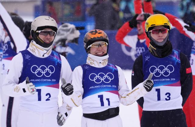 (260221) -- LIVIGNO, Feb. 21, 2026 (Xinhua) -- Wang Xindi, Xu Mengtao and Li Tianma (L to R) of China react after the freestyle skiing mixed team aerials final 2 at the Milan-Cortina 2026 Olympic Winter Games in Livigno, Italy, Feb. 21, 2026. (Xinhua/Hu Chao)