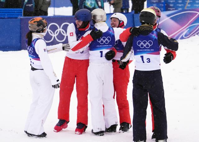 (260221) -- LIVIGNO, Feb. 21, 2026 (Xinhua) -- Team China greet with team Switzerland after the freestyle skiing mixed team aerials final 1 at the Milan-Cortina 2026 Olympic Winter Games in Livigno, Italy, Feb. 21, 2026. (Xinhua/Hu Chao)