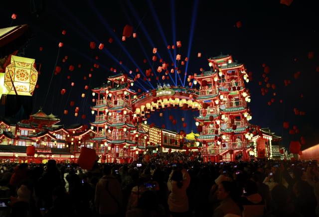 (260221) -- SHIJIAZHUANG, Feb. 21, 2026 (Xinhua) -- Tourists are pictured at a cultural block in Fengnan District, Tangshan of north China's Hebei Province, Feb. 20, 2026. (Xinhua/Yang Shiyao)