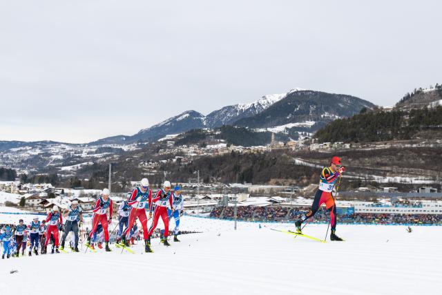 (260221) -- TESERO, Feb. 21, 2026 (Xinhua) -- Athletes compete during the cross-country skiing men's 50km mass start classic match at the Milan-Cortina 2026 Olympic Winter Games in Tesero, Italy, Feb. 21, 2026. (Xinhua/Huang Wei)