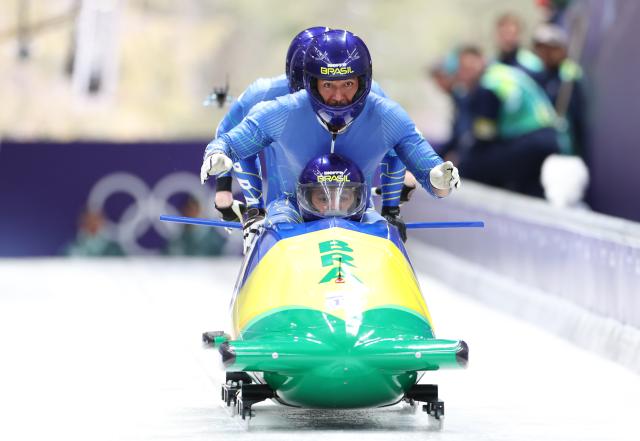 (260221) -- CORTINA D'AMPEZZO, Feb. 21, 2026 (Xinhua) -- Edson Luques Bindilatti/Davidson Henrique de Souza/Rafael Souza da Silva/Luis Bacca Goncalves of Brazil compete during the Bobsleigh 4-man heat 2 at the 2026 Milan-Cortina Winter Olympics in Cortina D'Ampezzo, Italy, Feb. 21, 2026. (Xinhua/Ding Xu)