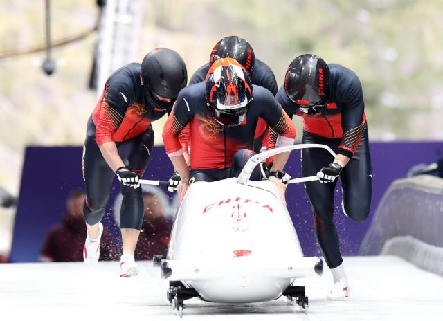 (260221) -- CORTINA D'AMPEZZO, Feb. 21, 2026 (Xinhua) -- Li Chunjian/Jiang Maoyuan/Ye Jielong/Ding Yunda of China compete during the Bobsleigh 4-man heat 2 at the 2026 Milan-Cortina Winter Olympics in Cortina D'Ampezzo, Italy, Feb. 21, 2026. (Xinhua/Ding Xu)