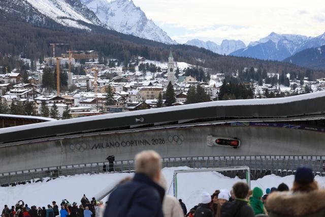 (260221) -- CORTINA D'AMPEZZO, Feb. 21, 2026 (Xinhua) -- Li Chunjian/Jiang Maoyuan/Ye Jielong/Ding Yunda of China compete during the Bobsleigh 4-man heat 1 at the 2026 Milan-Cortina Winter Olympics in Cortina D'Ampezzo, Italy, Feb. 21, 2026. (Xinhua/Ding Xu)