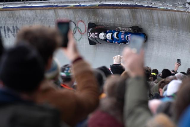 (260221) -- CORTINA D'AMPEZZO, Feb. 21, 2026 (Xinhua) -- Frankie del Duca/Boone Niederhofer/Bryan Sosoo/Joshua Williamson of the United States compete during the Bobsleigh 4-man heats at the 2026 Milan-Cortina Winter Olympics in Cortina D'Ampezzo, Italy, Feb. 21, 2026. (Xinhua/Fei Maohua)
