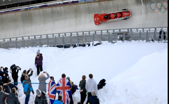 (260221) -- CORTINA D'AMPEZZO, Feb. 21, 2026 (Xinhua) -- Michael Vogt/Andreas Haas/Amadou David Ndiaye/Mario Aeberhard of Switzerland compete during the Bobsleigh 4-man heat 1 at the 2026 Milan-Cortina Winter Olympics in Cortina, Italy, Feb. 21, 2026. (Xinhua/Ding Xu)