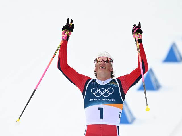 (260221) -- TESERO, Feb. 21, 2026 (Xinhua) -- Johannes Hoesflot Klaebo of Norway celebrates after the cross-country skiing men's 50km mass start classic match at the Milan-Cortina 2026 Olympic Winter Games in Tesero, Italy, Feb. 21, 2026. (Xinhua/He Canling)