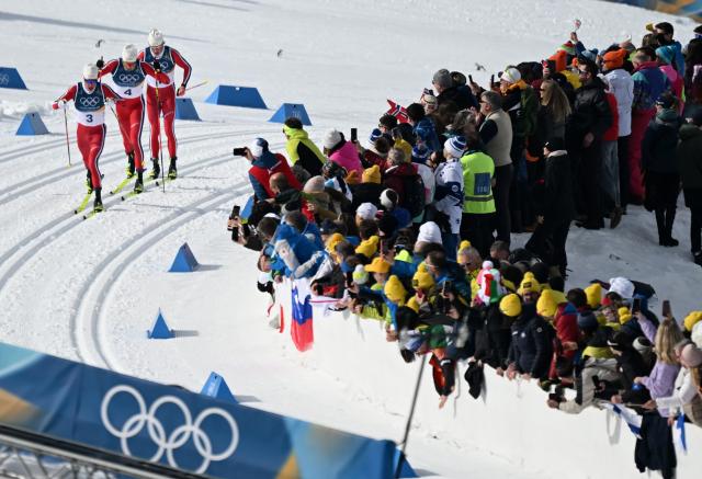 (260221) -- TESERO, Feb. 21, 2026 (Xinhua) -- Athletes compete during the cross-country skiing men's 50km mass start classic match at the Milan-Cortina 2026 Olympic Winter Games in Tesero, Italy, Feb. 21, 2026. (Xinhua/He Canling)
